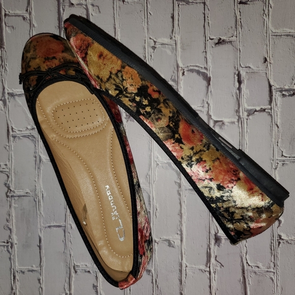 (NWOT) CL by Laundry Floral Fabric Flats - Picture 4 of 6